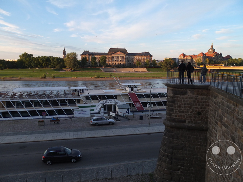 Deutschland - Dresden - Brühlsche Terrasse - Elbe - Sächsische Dampfschifffahrt - Fluss mit großem Schiff, Straße, Bürgersteig und historisches Gebäude im Hintergrund.