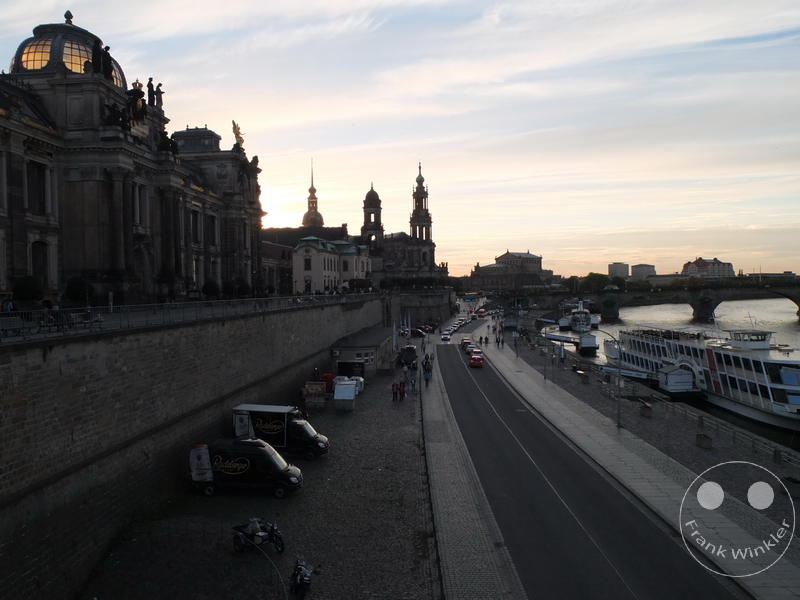 Deutschland - Dresden - Brühlsche Terrasse - Elbe - Straßenszene bei Sonnenuntergang mit historischen Gebäuden, Fluss, Brücke, Autos und Booten.