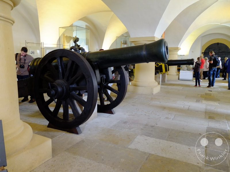 Deutschland - Festung Königstein - Historische Kanone auf Holzrädern in einem Ausstellungsraum mit gewölbten Steinwänden.
