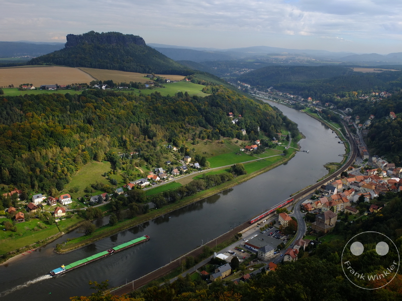 Deutschland - Festung Königstein - Blick auf Elbe und den Lilienstein - Landschaft mit Fluss, Güterschiff, Zug, Dörfern, Landwirtschaft, Hügeln, Wiesen, Bergen.