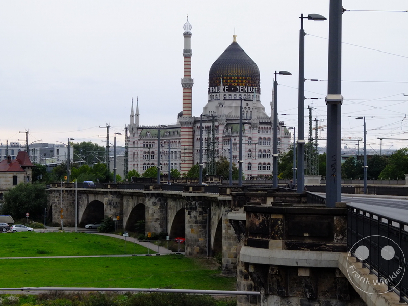 Deutschland - Dresden - Yenidze-Gebäude in Moscheestil mit Brücke und Grünfläche, ehem. Zigarettenfabrick