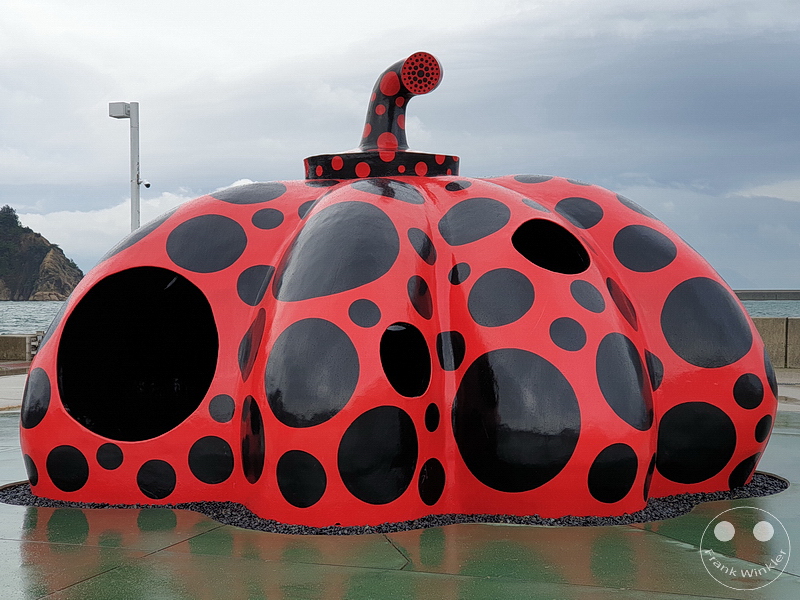 Naoshima Island - Red Pumpkin von Yayoi Kusama
