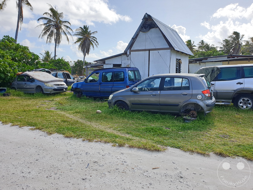 French Polynesia - Rangiroa - car cemetery