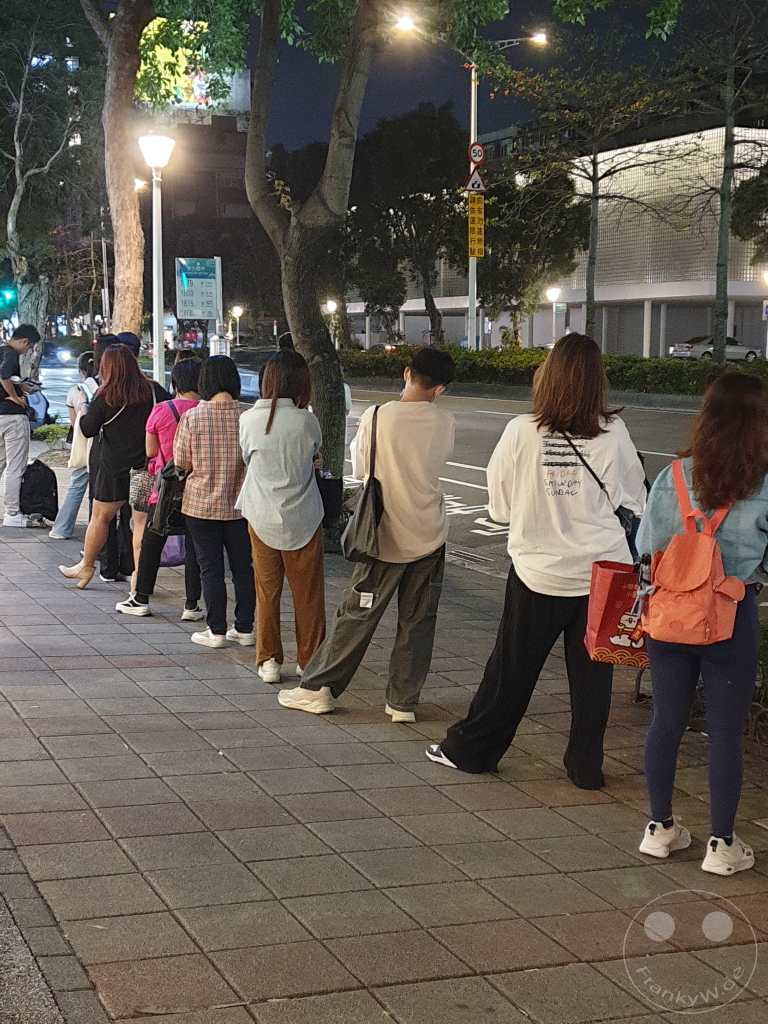 Taiwan - Taipeh - Warten auf den Bus