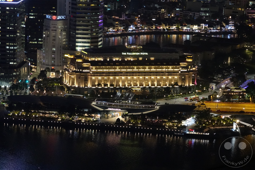 Singapur - The Fullerton Hotel by night