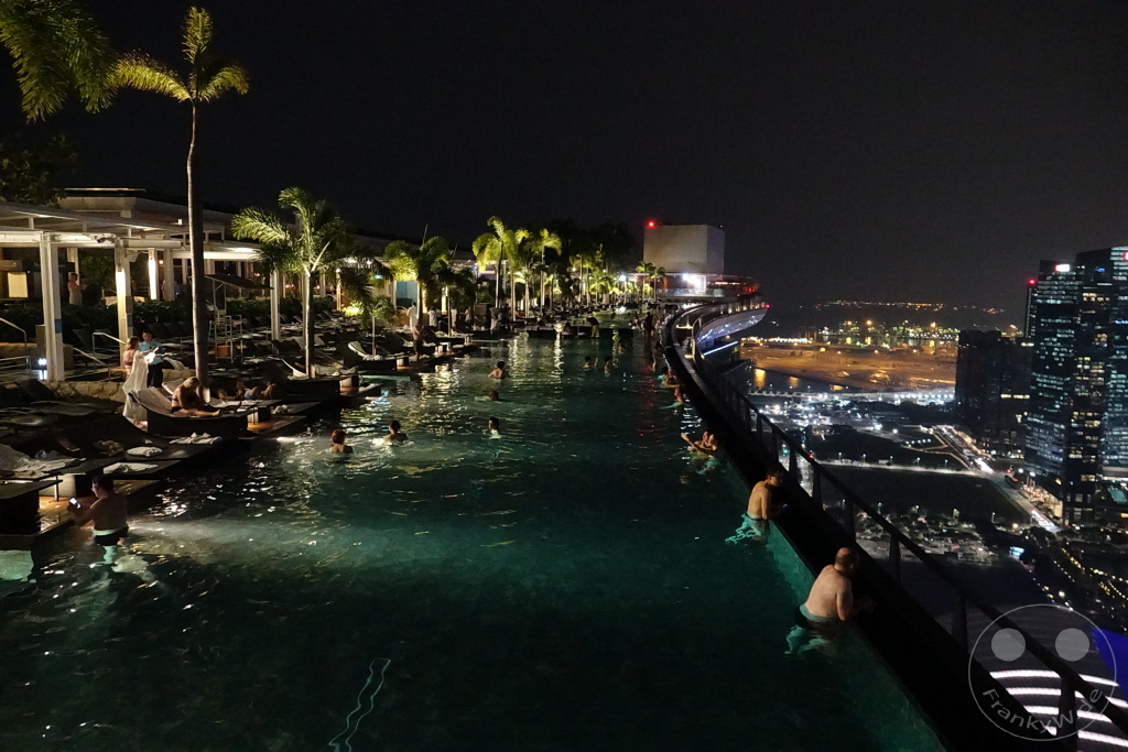 Singapur - Marina Bay Sands -  infinity pool by night