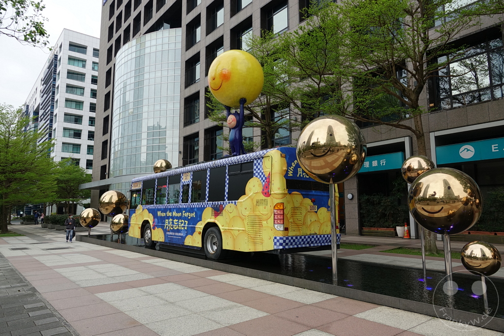 Taiwan - Taipeh - When the Moon Forgot