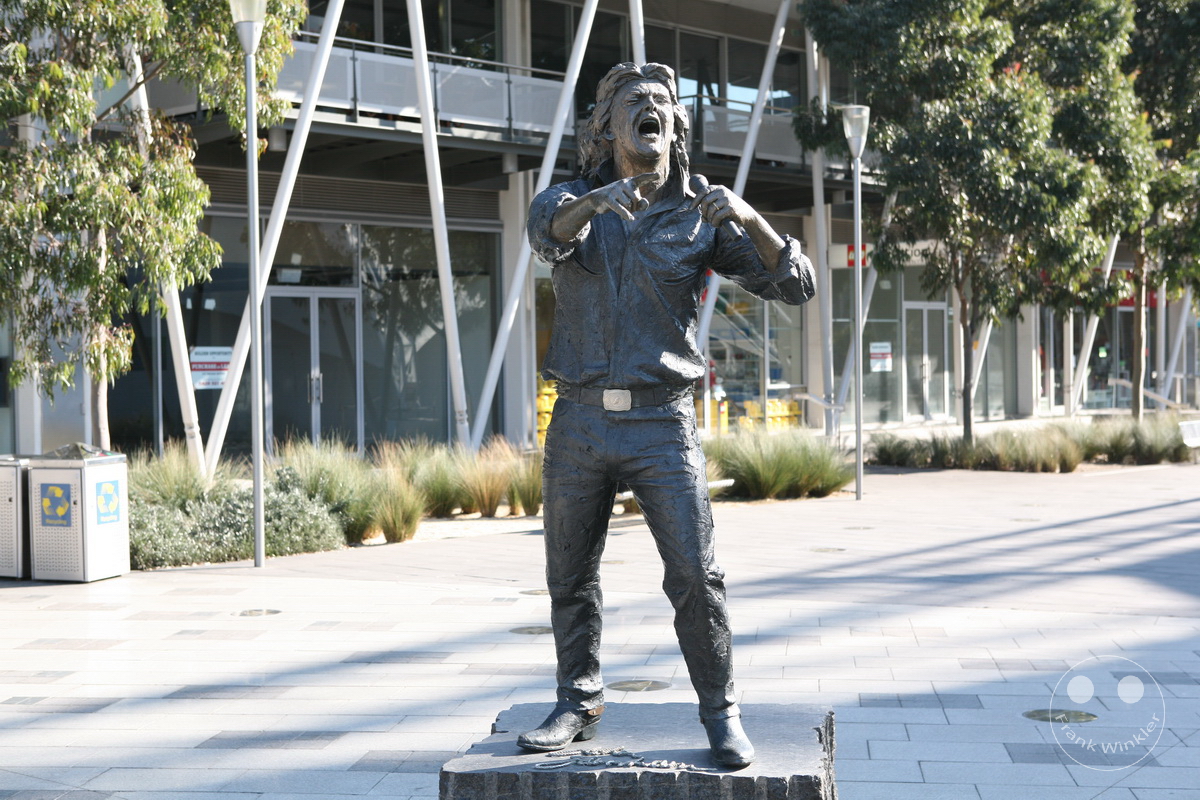 Australia - Melbourne - John Farnham statue at waterfront city