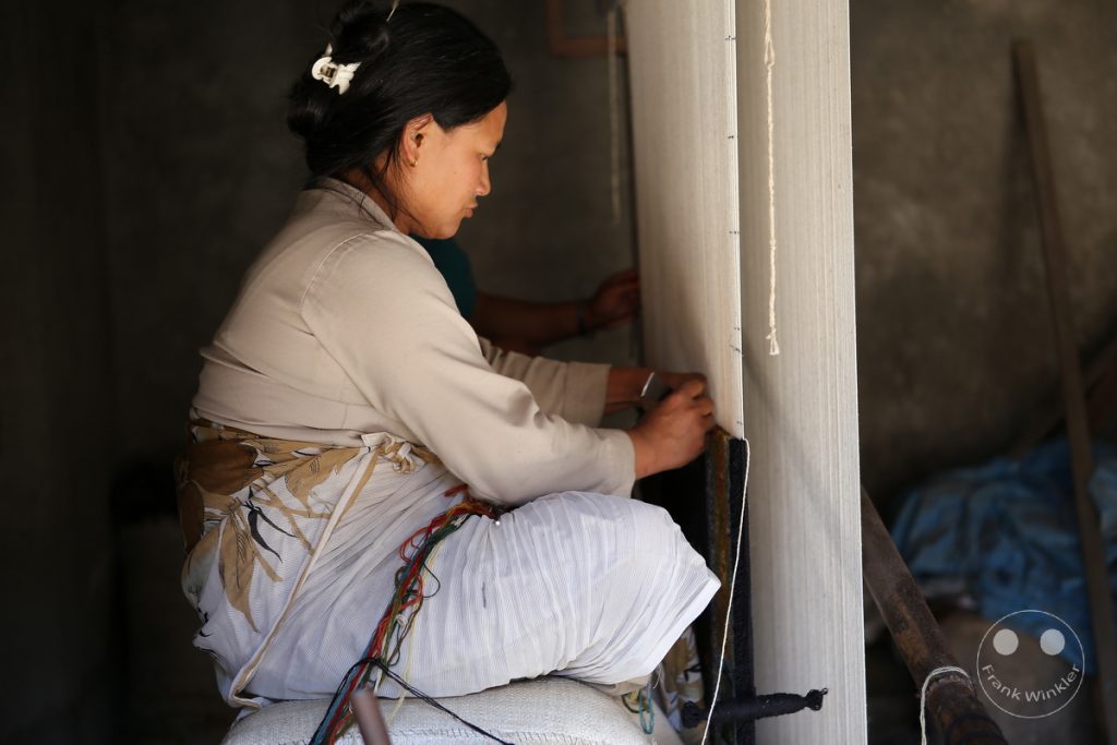 Nepal - Kathmandu - Bungamati - weaver
