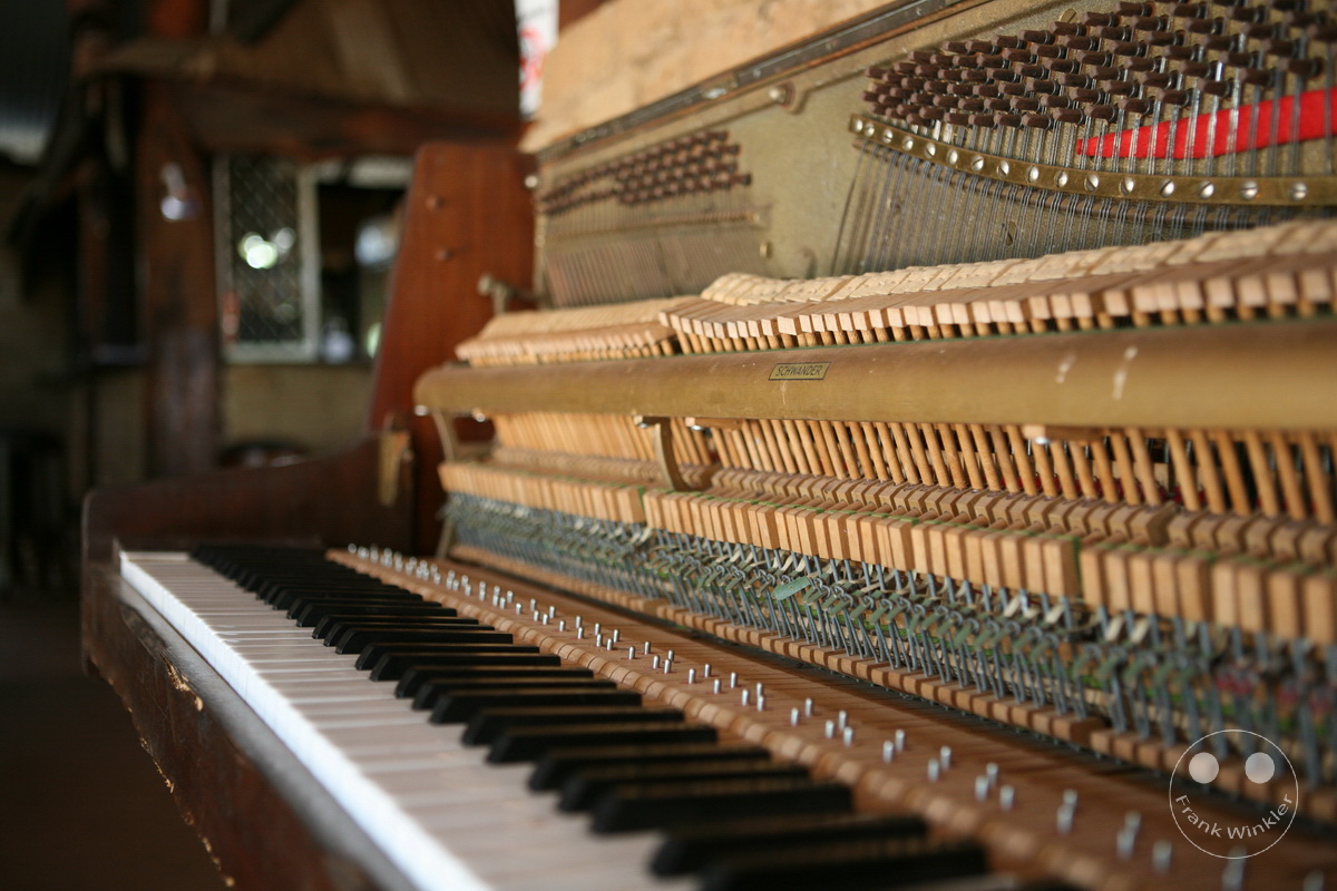 Australia - Nothern Territory - Pine Creek - Lazy Lizard Tavern - Piano