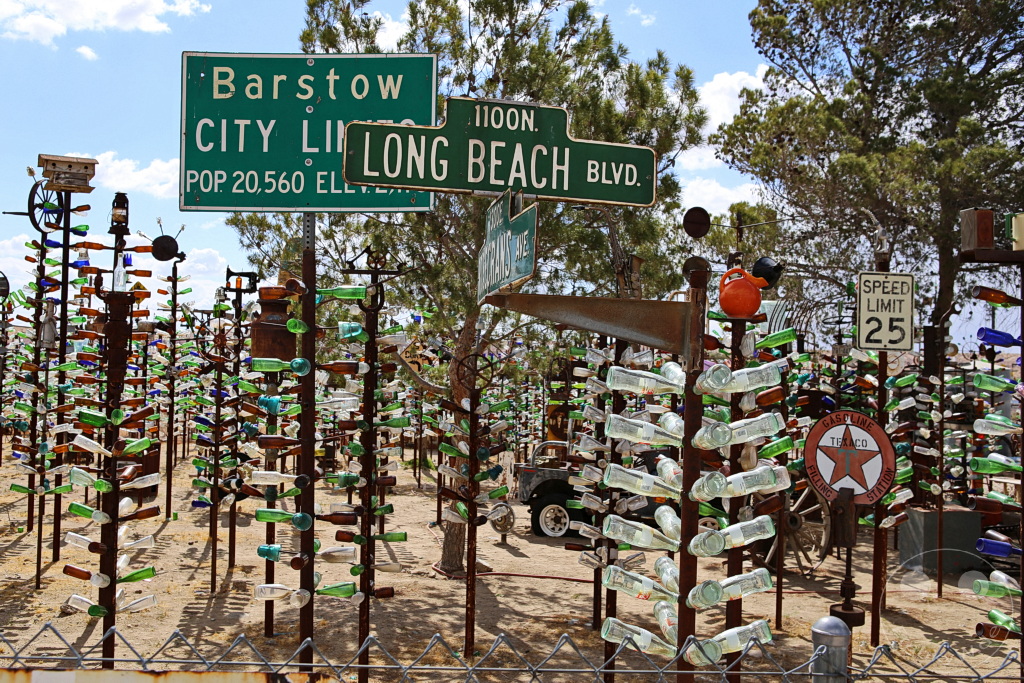 Kalifornien - Oro Grande - Elmer’s Bottle Tree Ranch