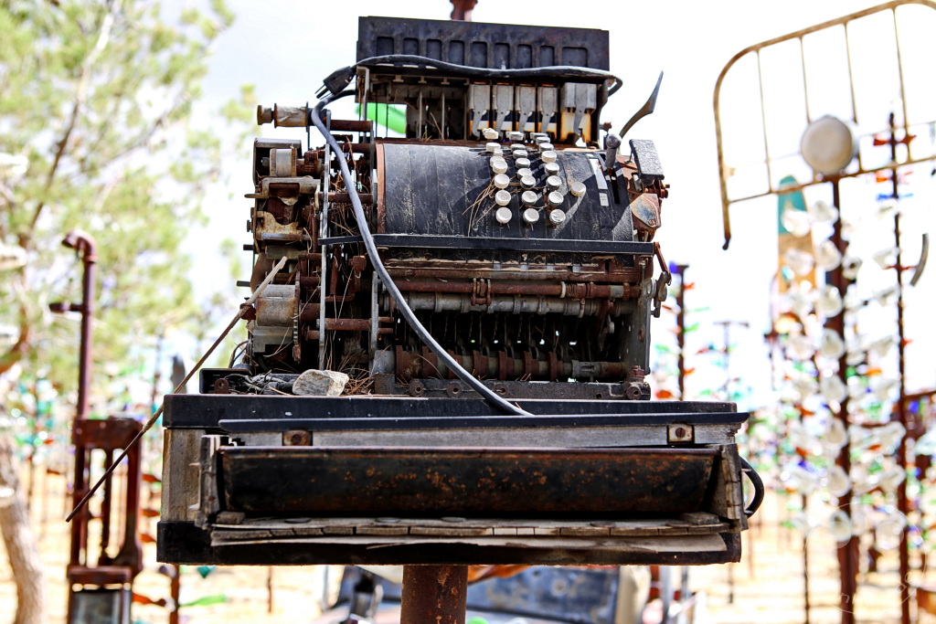 Kalifornien - Oro Grande - Elmer’s Bottle Tree Ranch