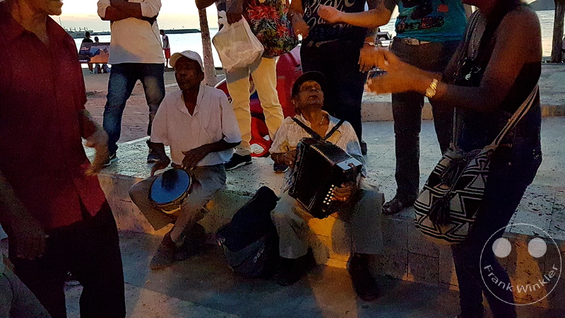 Kolumbien - Santa Marta - Hafenpromenade - Strassenmusik