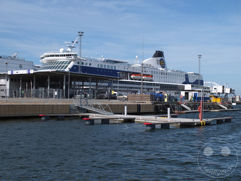 Estland - Tallinn - Großes Fährschiff am modernen Hafenterminal, umgeben von Wasser und klaren Himmel.