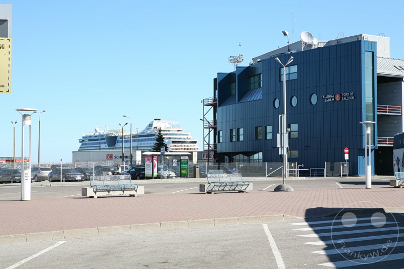 Estland - Tallinn - Moderner Hafen mit Kreuzfahrtschiff, Werbeschild links, Gebäude "Port of Tallinn" rechts.