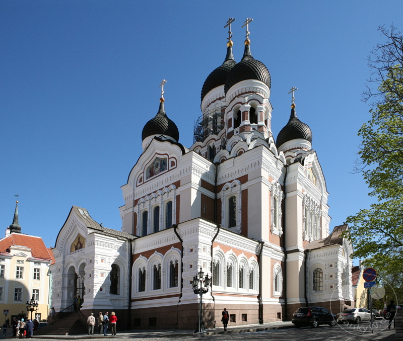 Estland - Tallinn - Orthodoxe Kirche mit Zwiebeltürmen, goldenen Kreuzen, Weiß-Rot-Schwarz-Fassade, sonniger Tag