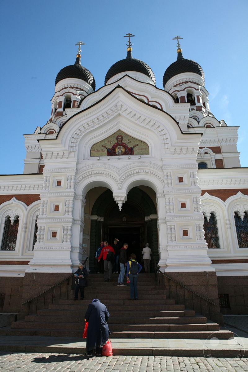 Estland - Tallinn - Großes Gebäude mit orthodoxen Kuppeln, Menschen auf Treppe, klare sonnige Wetterbedingungen.