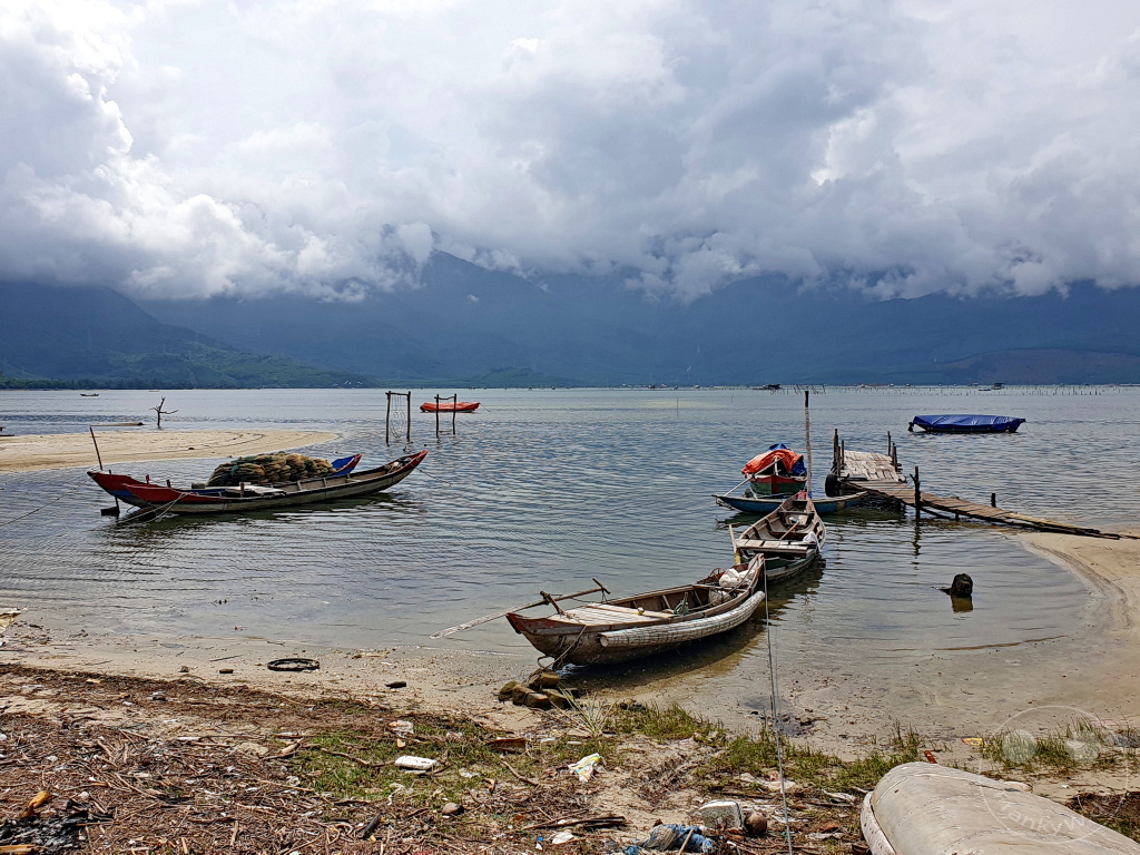 Vietnam - Lap An Lagoon - Oyster farming
