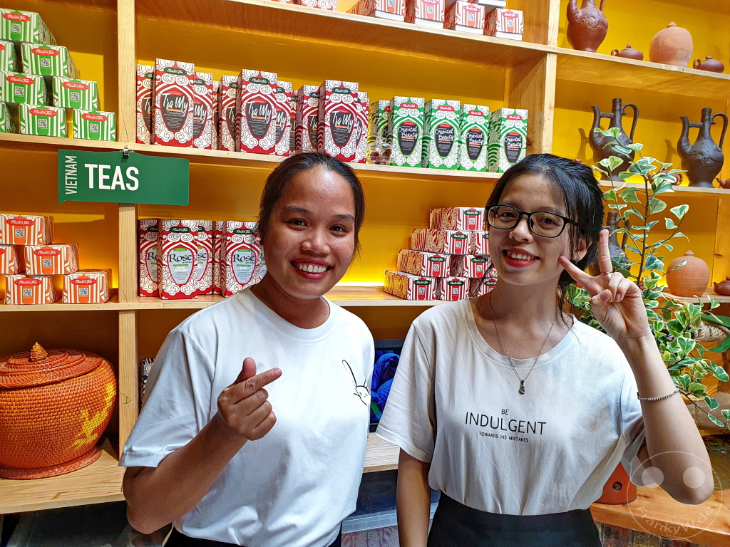 Vietnam - Hoi An - Tea and very nice sales clerks