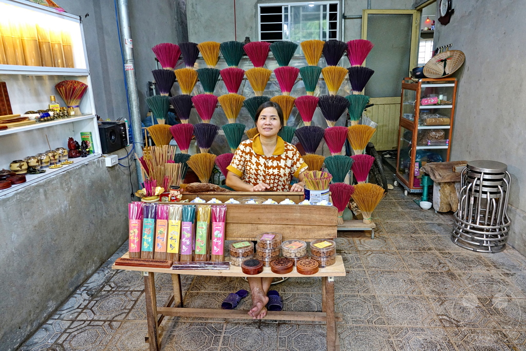 Vietnam - Hue - Making incense sticks