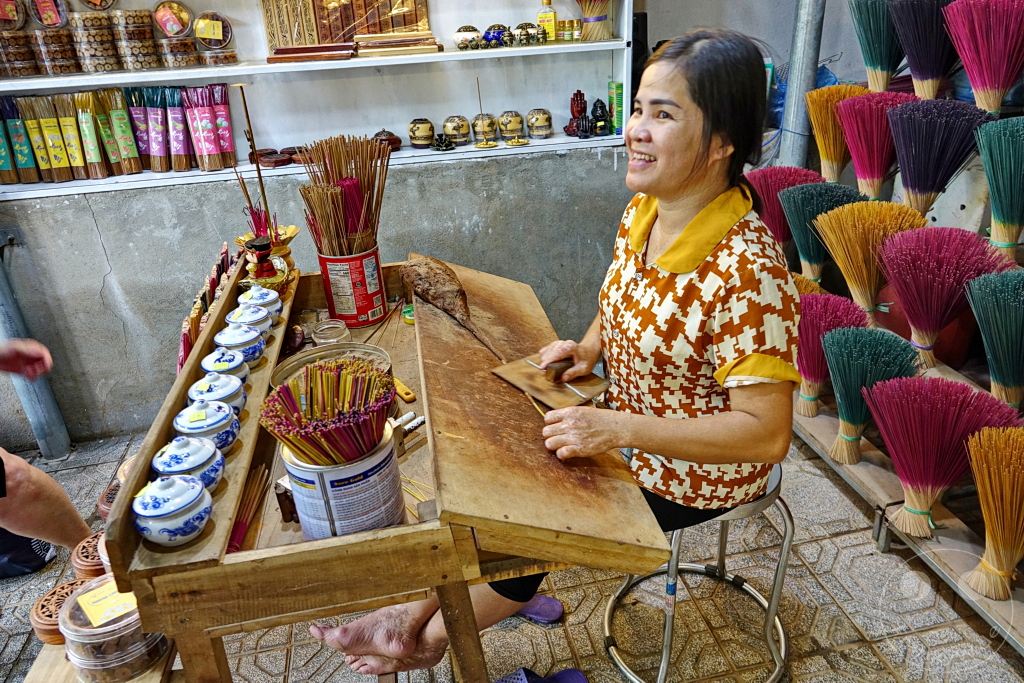 Vietnam - Hue - Making incense sticks