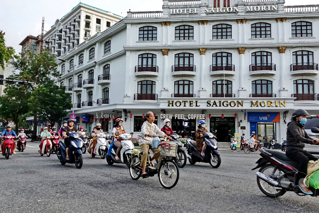 Vietnam - Hue - Traffic jam - Bicycle rickshaw