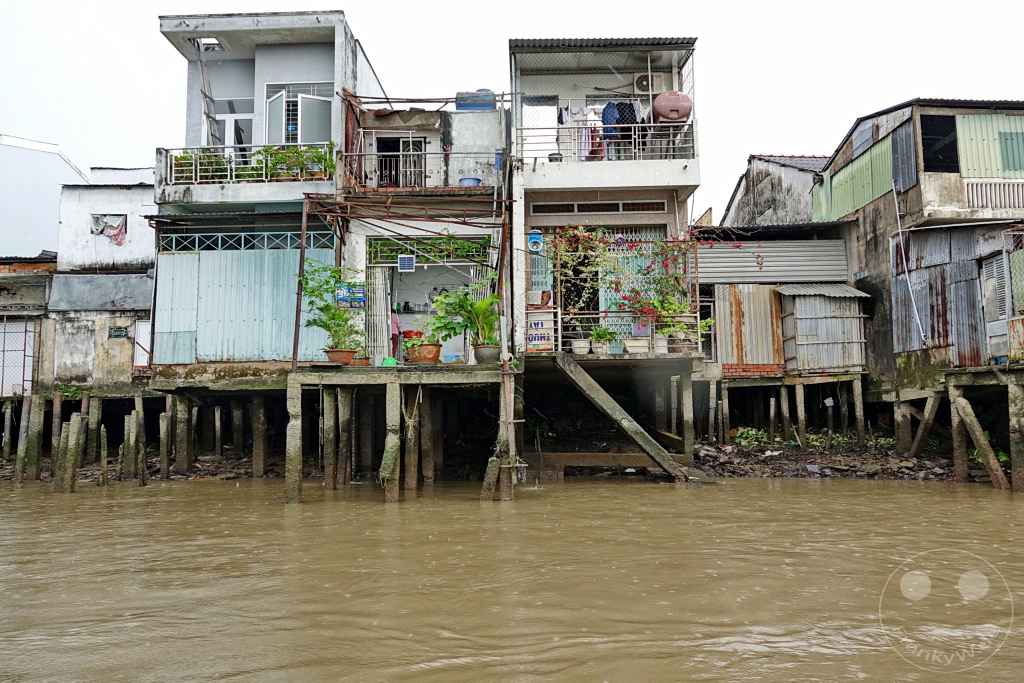 Vietnam - Mekong - Pile houses
