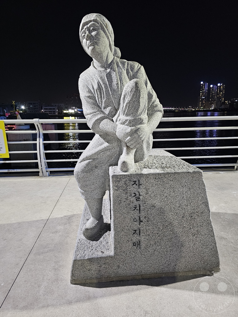Südkorea - Busan - wholesale fish market - Jagalchi Market - sculpture