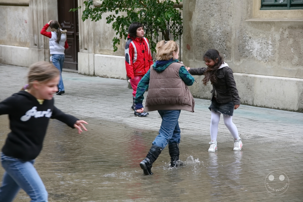 Ungarn - Budapest - Playing in the rain