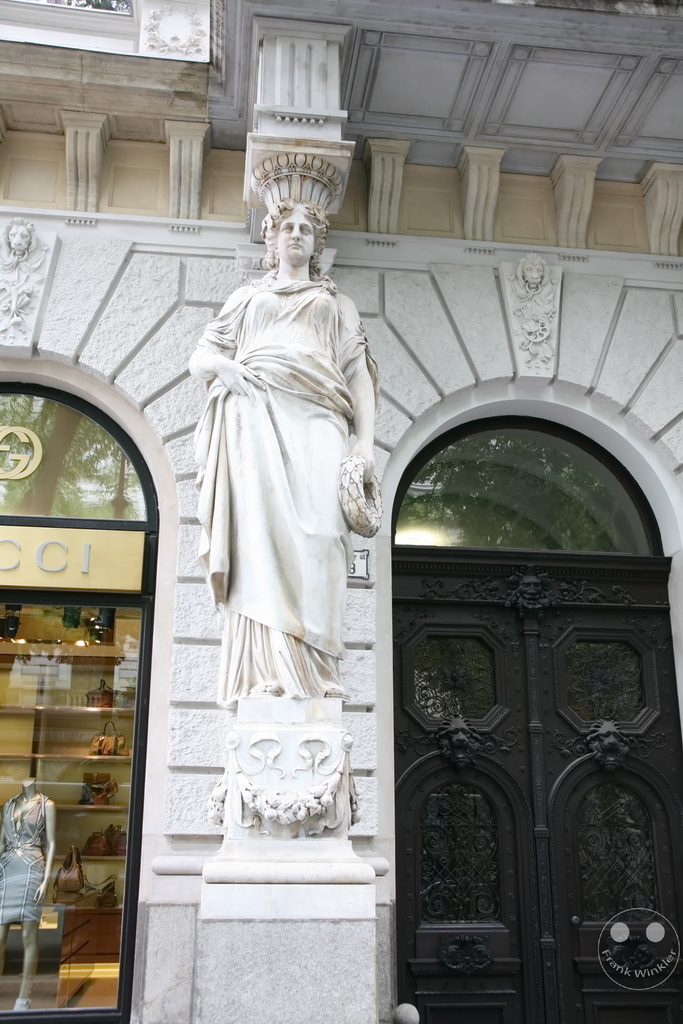 Ungarn - Budapest - Andrássy út 23 - Gucci - Säulenskulptur - Karyatide