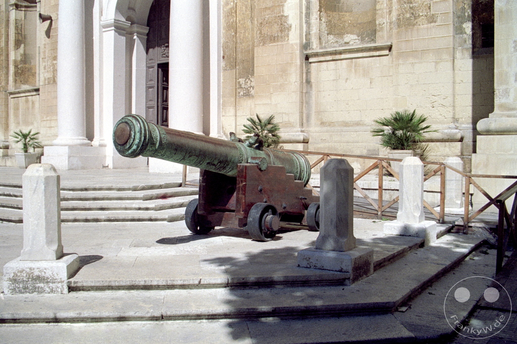 Malta - Valletta - Cannon in front of St. John's Co-Cathedral