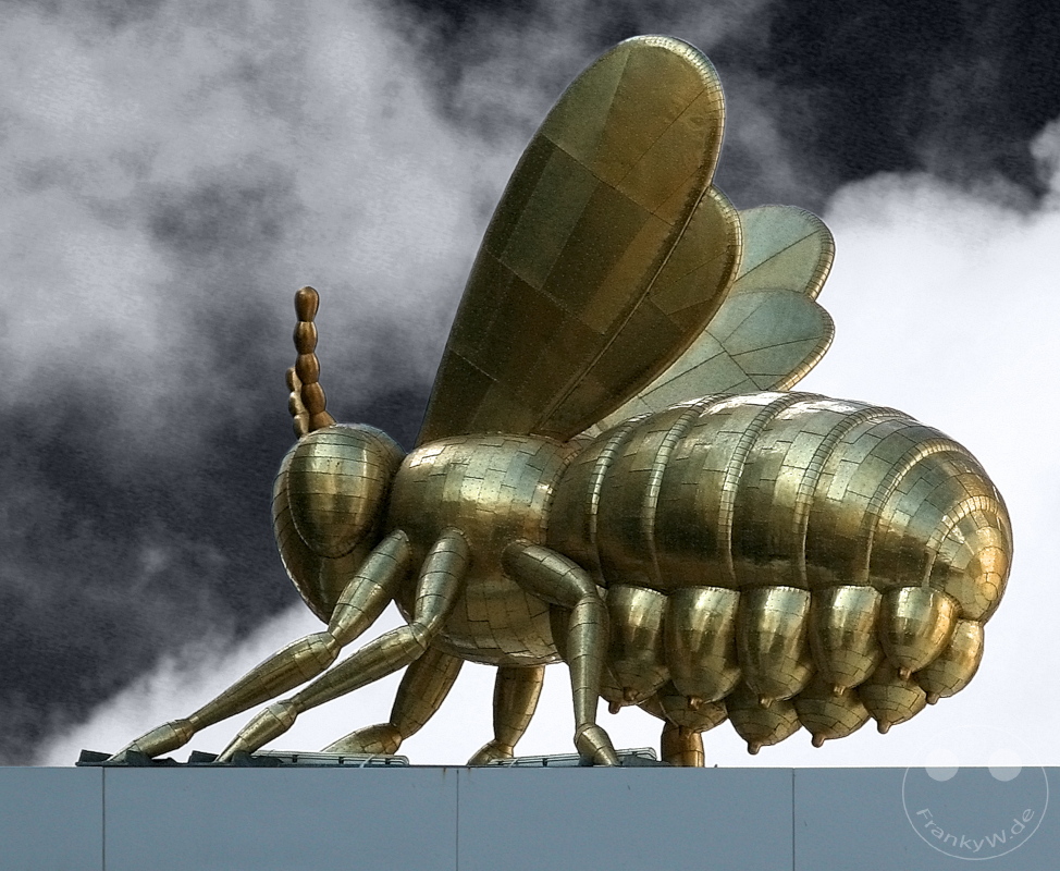Australia - Melbourne - Eureka Tower - sculpture "Queen bee" by Richard Stringer