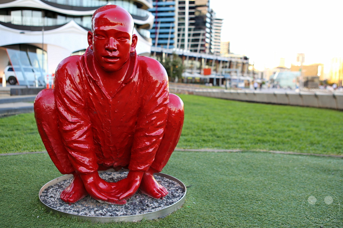 Australia - Melbourne - Docklands - sculpture "Meeting 1" by Wang Shugang