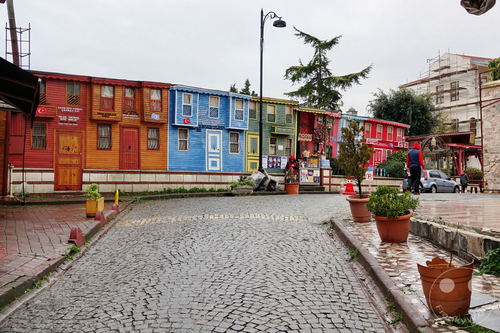 Turkey - Istanbul - Tavukhane Sk.- colorful houses