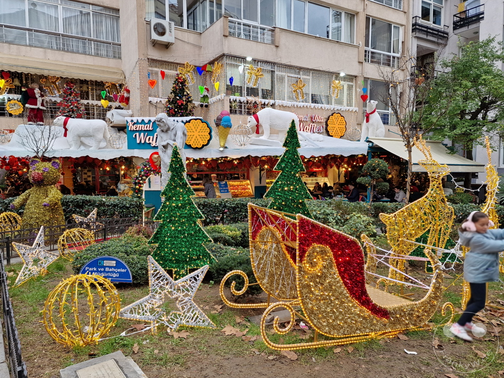 Turkey - Istanbul - Kemal Usta Waffles - christmas decoration