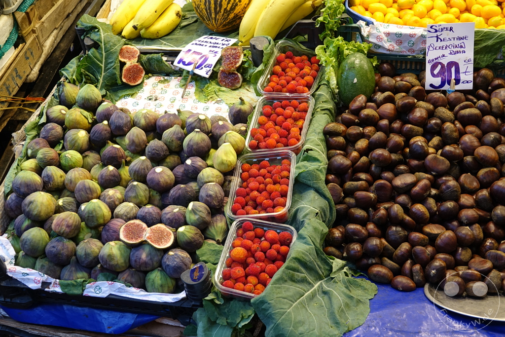 Turkey - Istanbul - Kadıköy - Figs, Arbutus fruits, sweet chestnut
