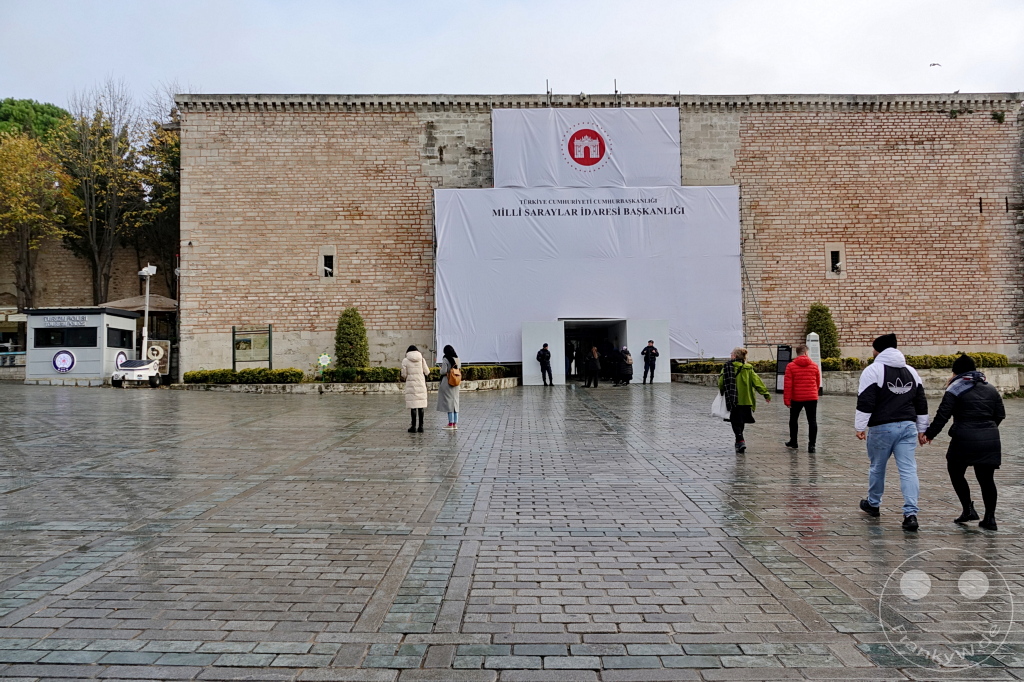 Turkey - Istanbul - The Imperial Gate is the first entrance into the Topkapi Palace