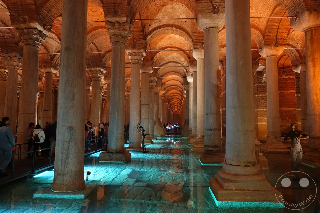 Turkey - Istanbul - Cisterna Basilica - Yerebatan Cisterna - Sculpture