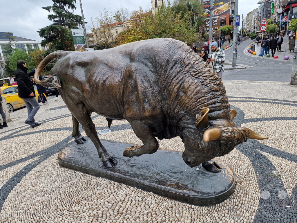 Turkey - Istanbul - Kadikoy - Altıyol - Boğa Heykeli - bull statue
