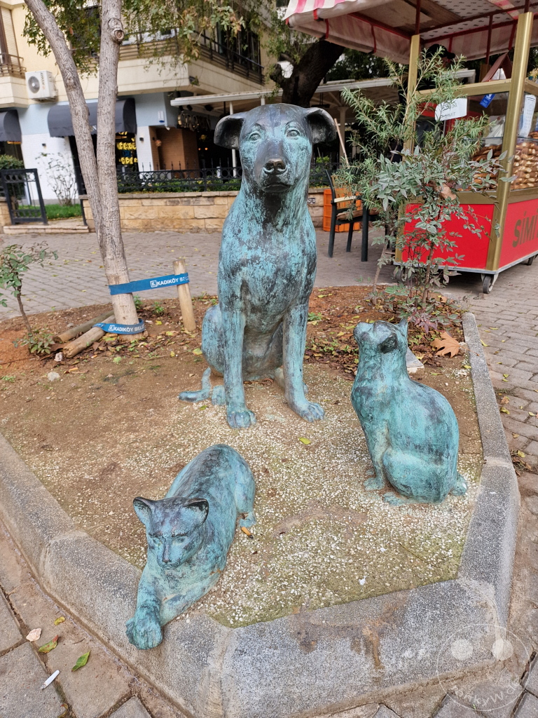 Turkey - Istanbul - Kadıköy - 18 Fuat Paşa Cd. - Statue of a dog with cats