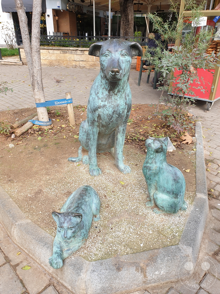 Turkey - Istanbul - Kadıköy - 18 Fuat Paşa Cd. - Statue of a dog with cats