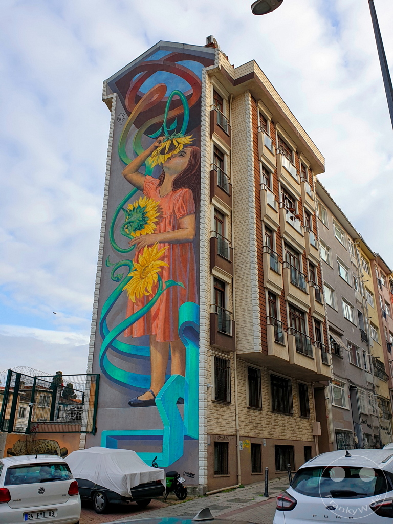 Turkey - Istanbul - Kadikoy - Rasimpaşa - 34 Kır Kahvesi Sk. - Streetart - Girl with Sunflowers