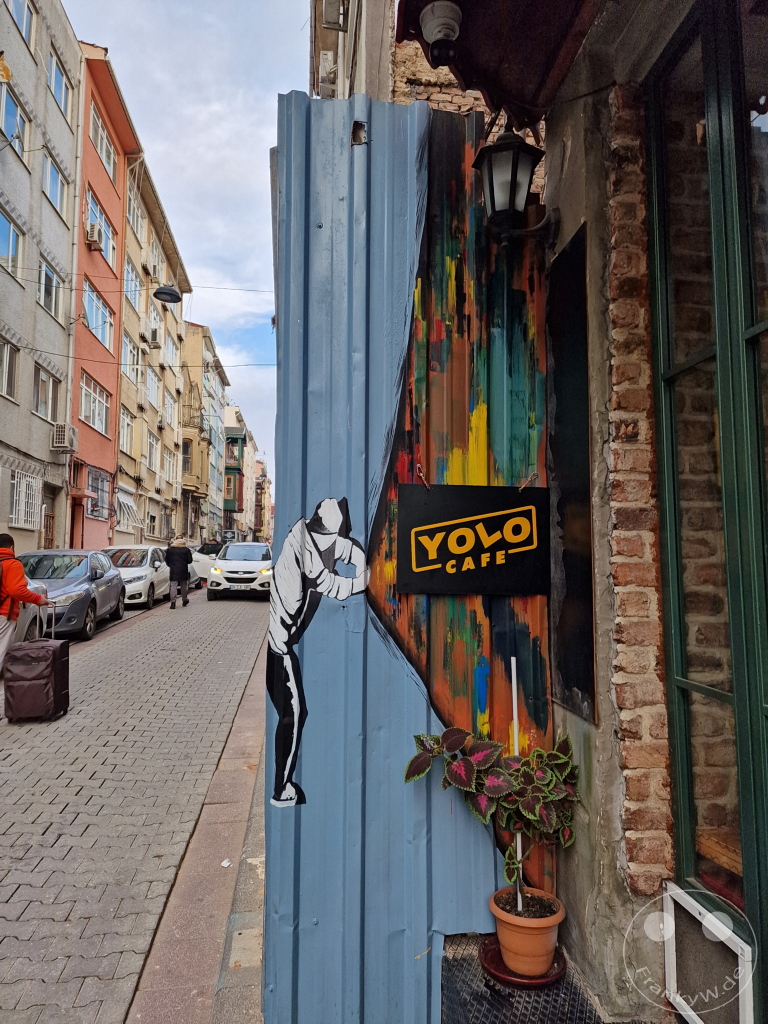 Turkey - Istanbul - Kadikoy - Yeldeğirmeni - Streetart - Yolo Cafe