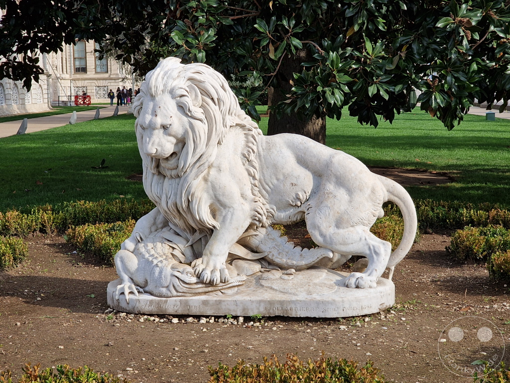 Turkey - Istanbul - Dolmabahçe-Palast - Stone lion with crocodile