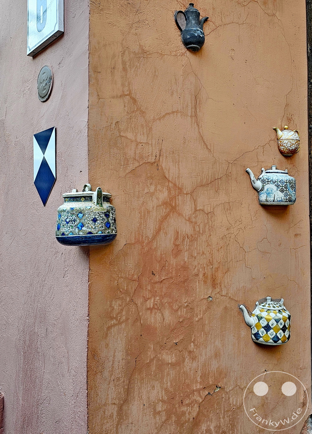 Litauen - Vilnius - Bernardinų g. / Pilies g. - Teekannen in der Wand