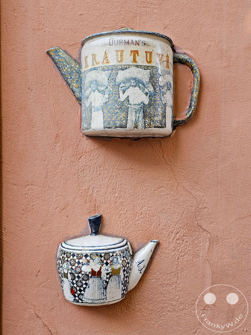 Litauen - Vilnius - Bernardinų g. / Pilies g. - Teekannen in der Wand