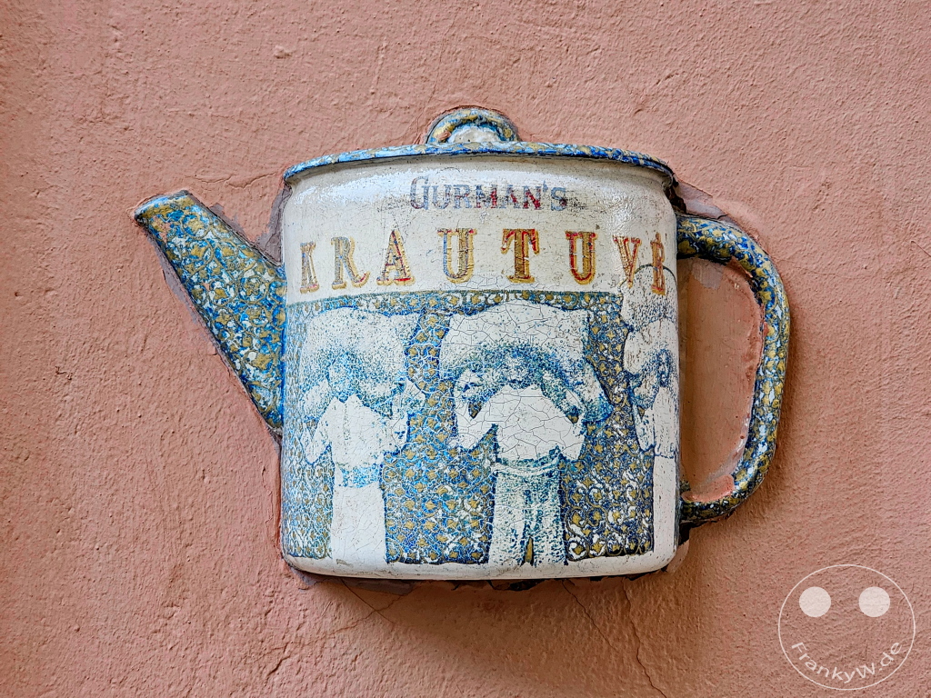 Litauen - Vilnius - Bernardinų g. / Pilies g. - Teekannen in der Wand