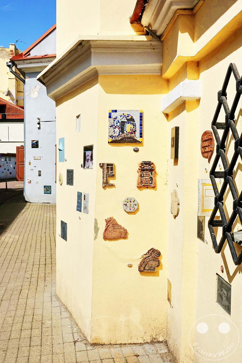 Litauen - Vilnius - Literatų-Straße - künstlerischer Gedenktafeln, die Schriftstellern gewidmet sind