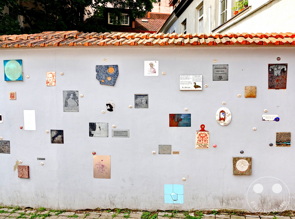 Litauen - Vilnius - Literatų-Straße - künstlerischer Gedenktafeln, die Schriftstellern gewidmet sind