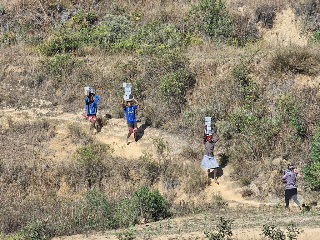 Madagaskar - Antananarivo - Tana - Streetlife - Steine tragen - Kies herstellen